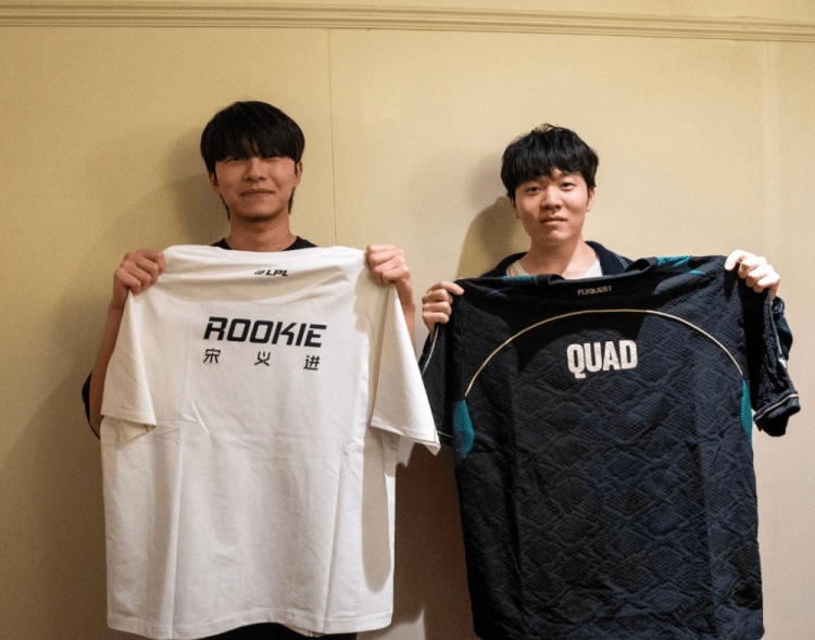 FLY分享队员与Rookie&Wei交换队服:一次匆匆的交换队服