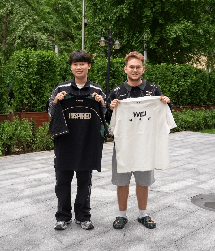 FLY分享队员与Rookie&Wei交换队服:一次匆匆的交换队服