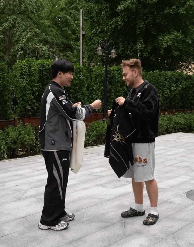 FLY分享队员与Rookie&Wei交换队服:一次匆匆的交换队服